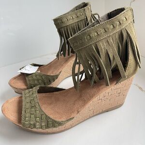 Minnetonka suede Fringe Wedge Sandals size 9 NWT